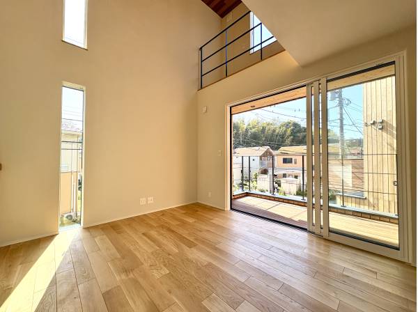 陽当たり良好なリビングからは抜けた眺望