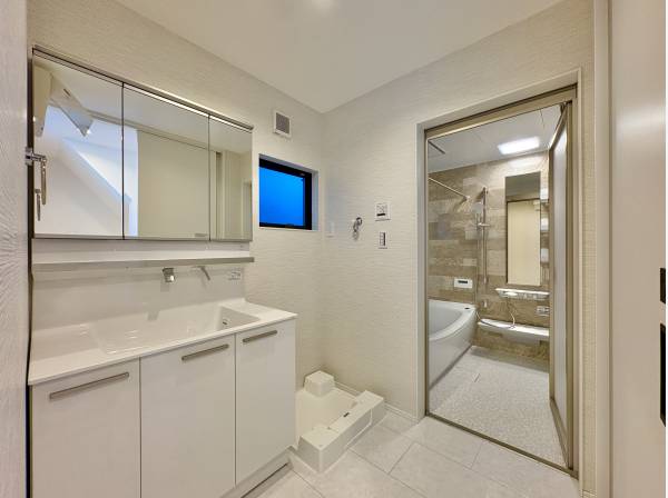 毎日使う場所だから、機能的で使いやすさに配慮したパウダールーム。