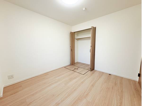 各洋室にはしっかりと収納もあります