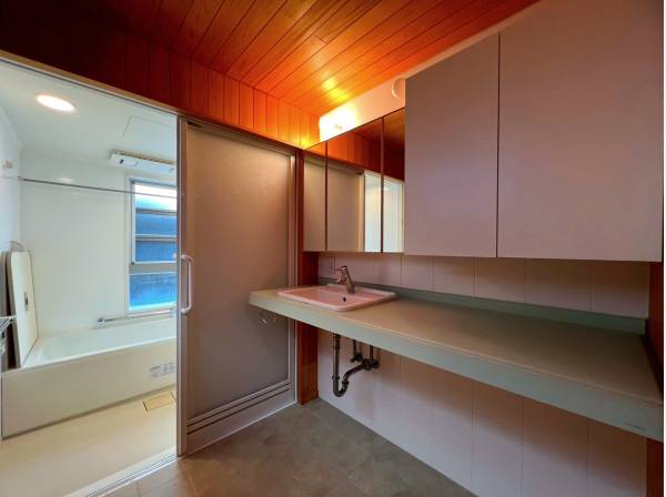 まるで趣あるホテルのような1階パウダールーム