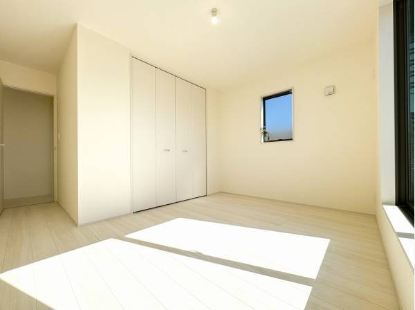 バルコニーが寄り添う明るい主寝室
