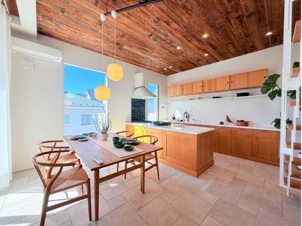 開放的なキッチンからはオーシャンビューのサービスバルコニーへ！