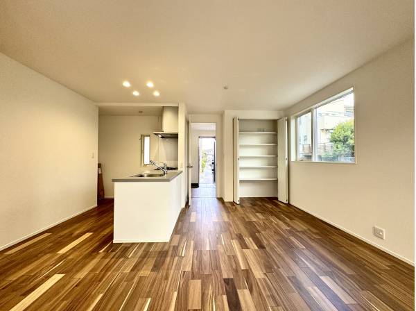 LDK全体
フローリングの色味が素敵です