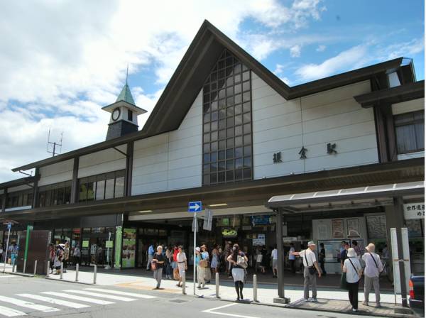 鎌倉駅バス10分、「泉水橋」バス停徒歩4分（約320ｍ）