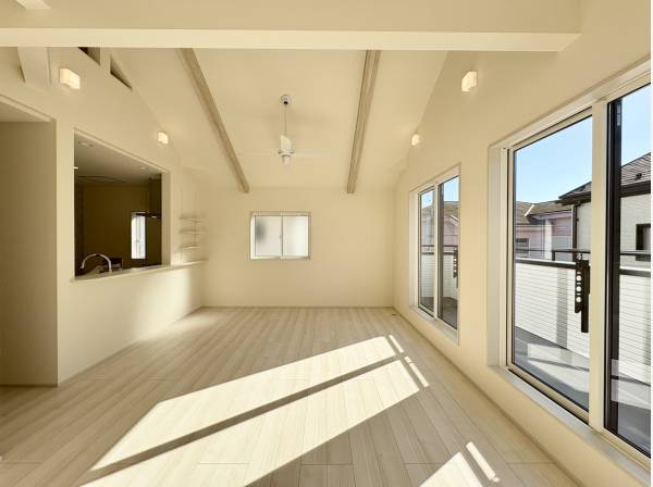 勾配天井で開放的なLDK