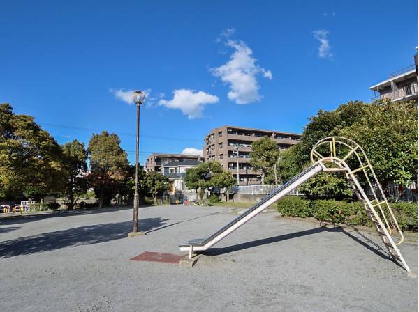 白旗廻り公園まで徒歩3分（約240m）