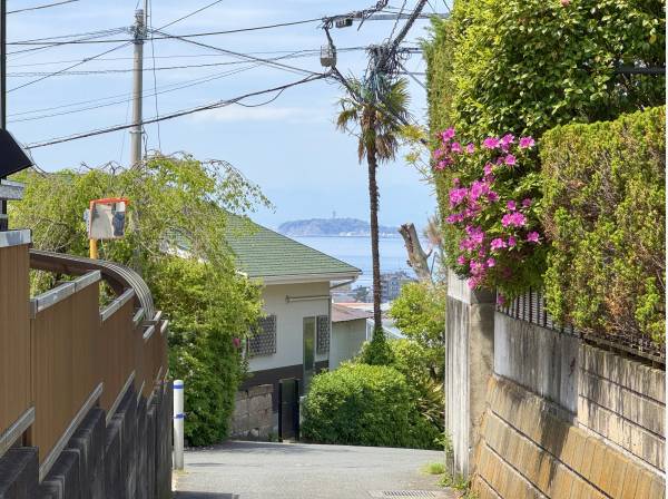 その前面道路に立つとこの眺めが目に入ります。海を見ながら歩ける道。