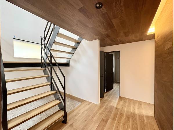 スケルトンのお洒落な階段