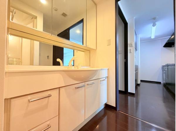 大きな鏡が魅力のパウダールーム