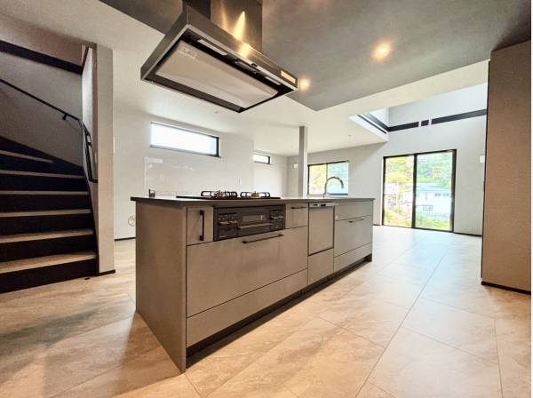 空間が広く感じるアイランドキッチンを採用