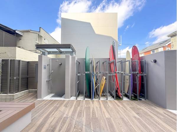 温水のシャワーブースやサーフボード置場など共有施設も充実