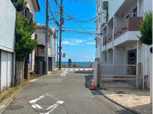 前面道路/この先に由比ガ浜海岸が広がります
