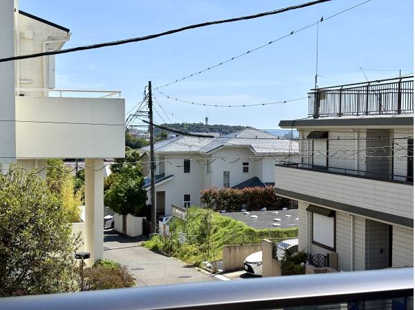 街並みの先に海を望む眺望
開放感あふれるロケーション