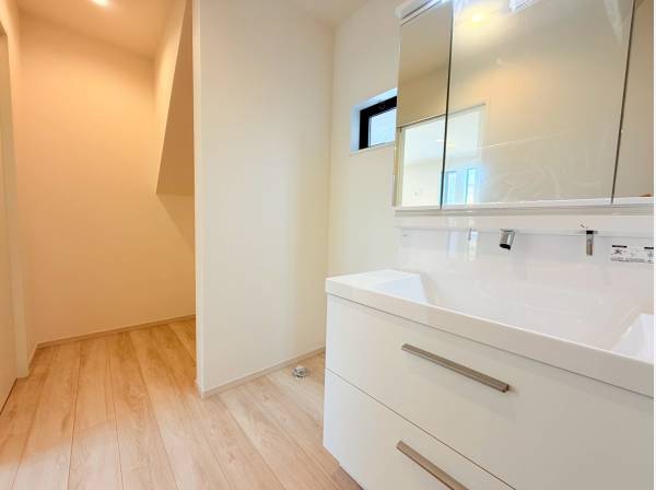 広々としたパウダールーム、タンスや収納棚を置いても◎