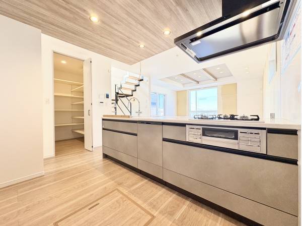 キッチンスペース　奥にはパントリーもございます♪