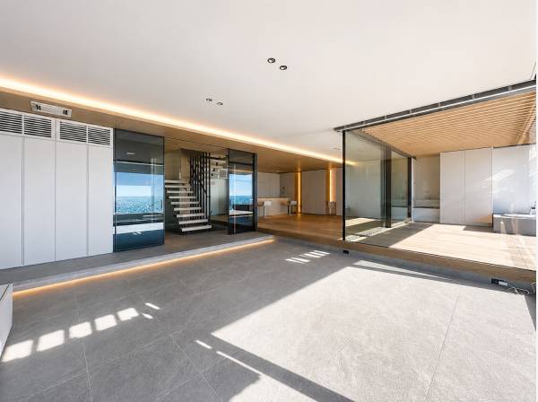 開放感と建築美が調和する上質なリビング空間。
