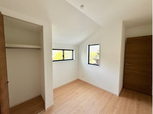 4.7帖のベッドルーム勾配天井がお洒落な空間