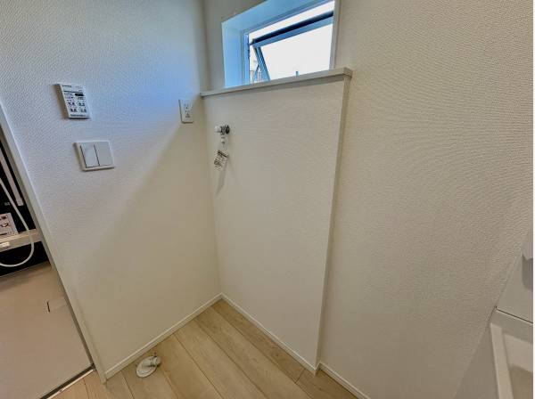 洗濯機の上には開けられる窓があるので、風が入り気持ちがいいですよ。