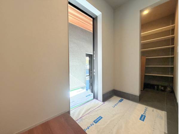 玄関収納もたっぷり。濡れずにガレージへ向かえます♪