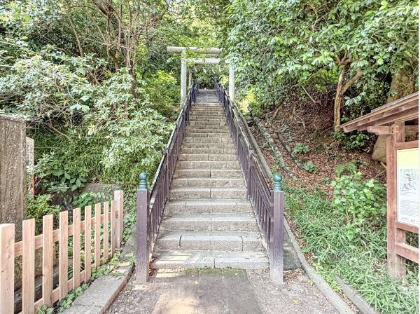 史跡法華堂跡（源頼朝墓・北条義時墓）まで徒歩３分（約１７０ｍ）