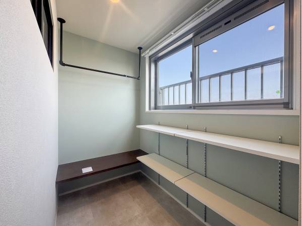 玄関横にはハンガーパイプ付きのシューズインクロークを完備