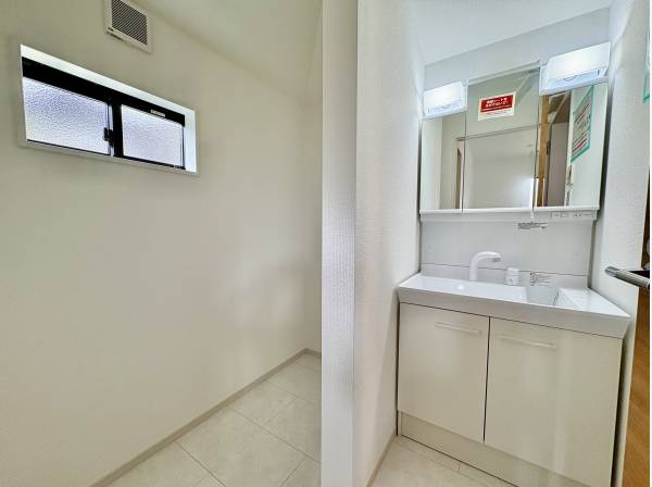 洗面室には窓があって風が入ります。