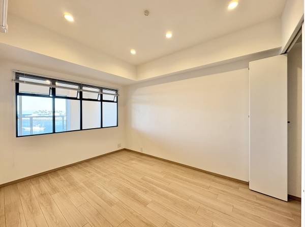 白と木が映える、開放感あふれる住空間