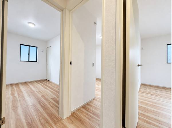 各部屋へつながる廊下は、白い壁と木目の床が調和する落ち着いた空間です。