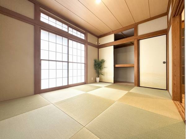 障子越しの柔らかな木漏れ日が心地よく広がる安らぎの和室