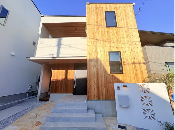 木目の映える外観