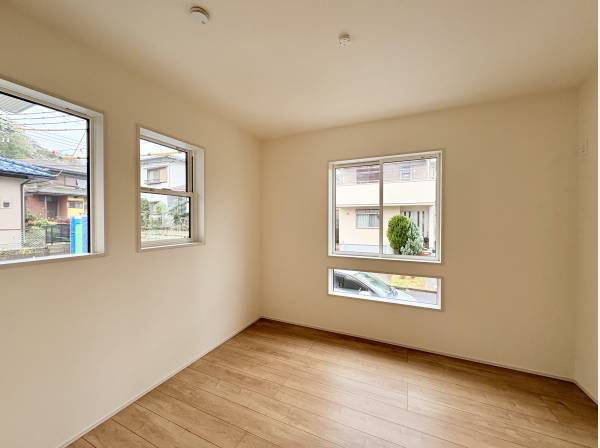 窓がお洒落な約5帖の洋室