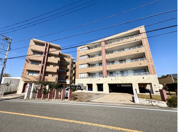 素材の質感が際立ち柔らかな雰囲気が広がるリゾートマンション