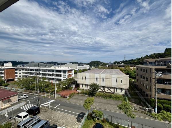 キッチン横も窓からは抜けた眺望がお楽しみいただけます