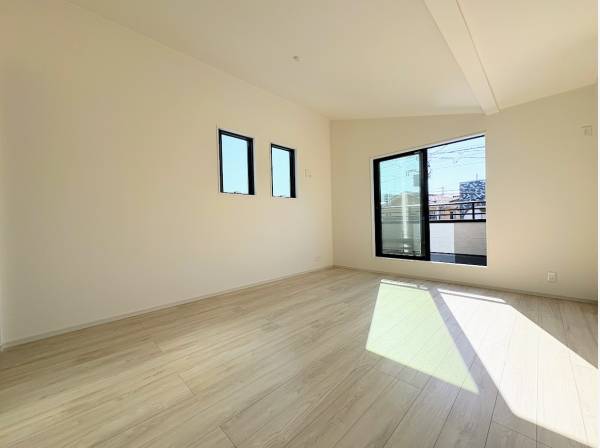 南向きバルコニーから暖かい日が差し込みます