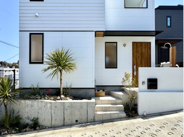 本格的なスタンドシャワーに植栽など外回りも美しい仕上がり