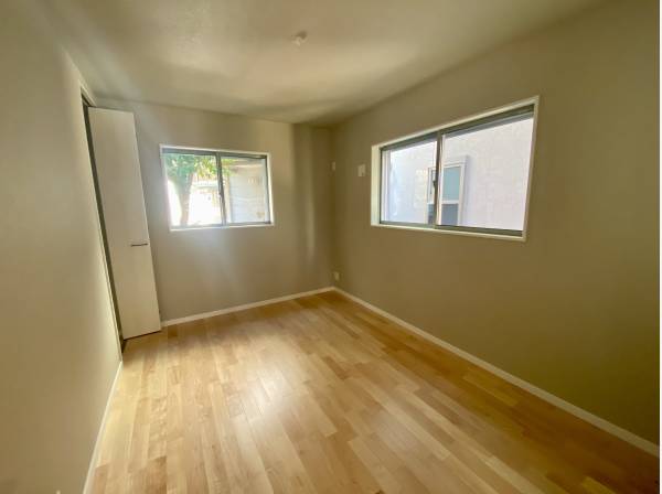 ６帖の洋室寝室仕事部屋に