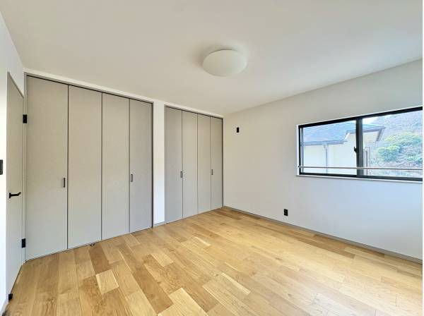 各居室には収納力のあるクローゼットを完備しております