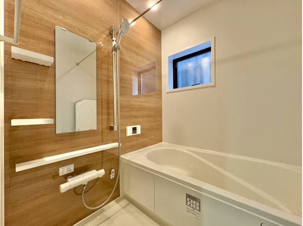 落ち着いた配色の浴室です。