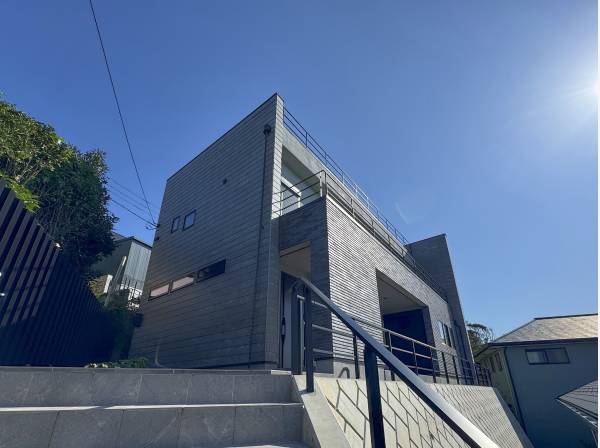 重厚感がある外観。それを支える新たな造成工事。安心感が違います。