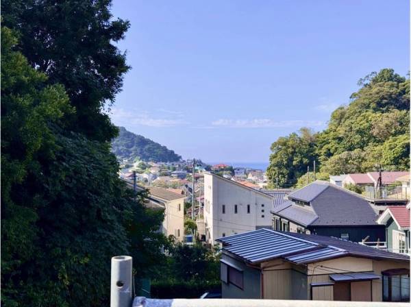 ルーフバルコニーの高さから海を遠望できました