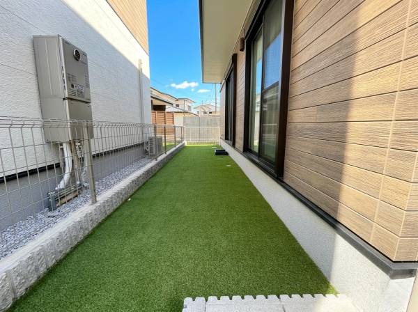 裏庭には人口芝生が有ります！子供のプールも置けそうですね！