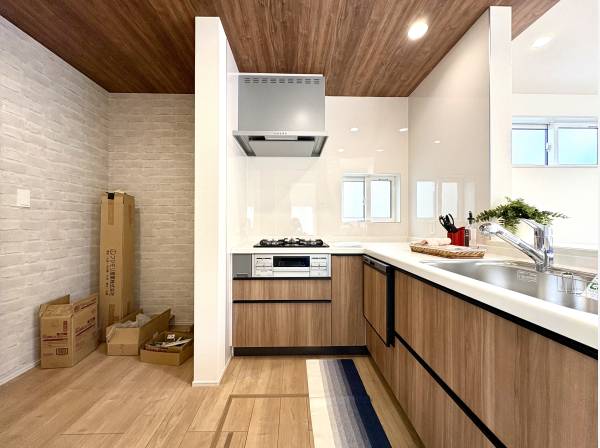 対面式システムキッチンは食洗機と浄水器付きで作業スペースも広々