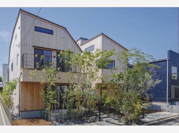 木の表情が街並みに映える邸宅