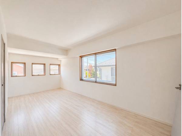 ゆとりある広さと窓配置が魅力な一室（現在はリフォーム中）