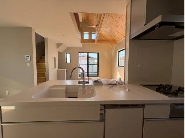 抜け感のあるワイドキッチンからはリビングの様子が