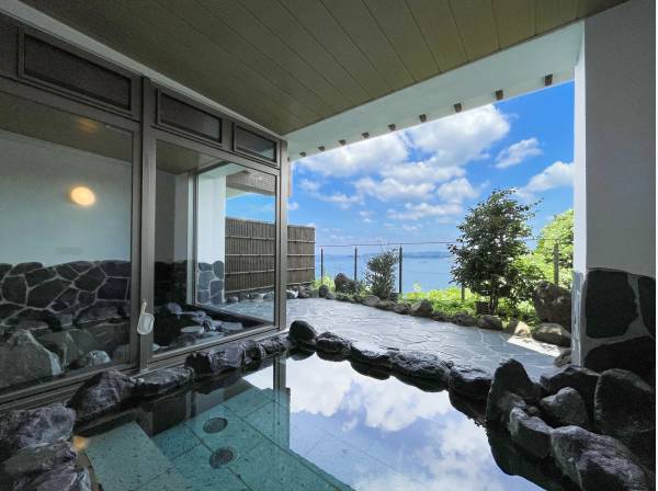 海を望む露天風呂もあり、海を望みながらゆったりとした時間を過ごせます