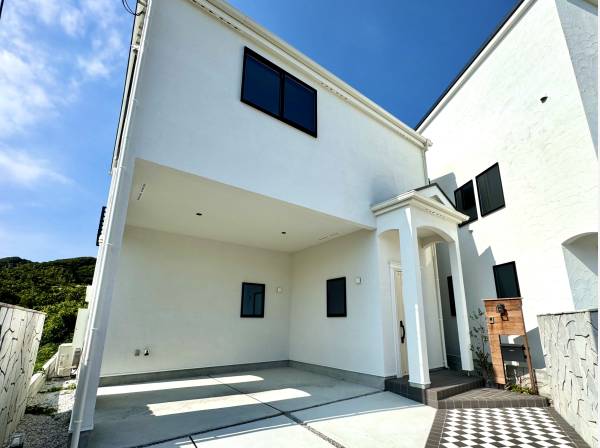 白を基調としたリゾート感ある外観