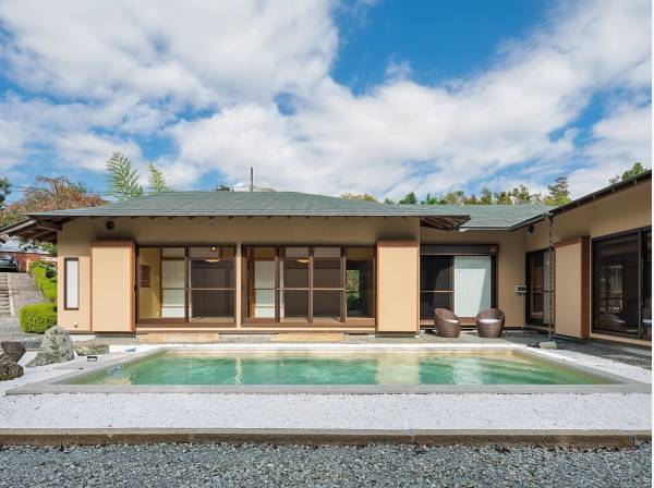 風情ある中庭に登場した大型プールは新感覚のオアシス空間