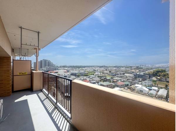 陽当たり風通し良好なバルコニーはお洗濯物もあっという間に乾きそうですね