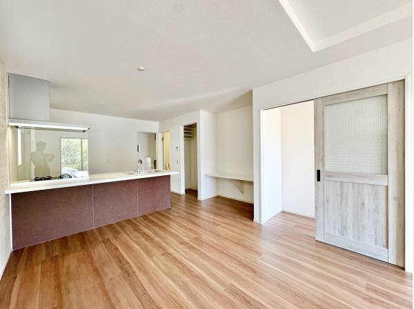 ちょうどいい距離感のキッチン、家事をしながらリビングの様子も見えて安心